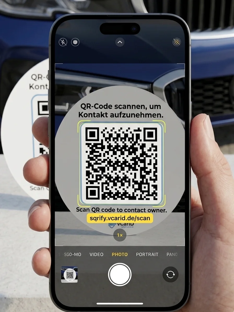 Smartphone scannt QR-Code der vCarID